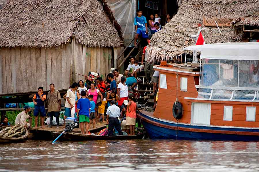Personas reunidas en barcas a las orillas del río Amazonas en Perú.