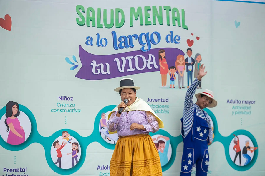 Persona con traje tipico de la sierra peruana en evento del Ministerio de Salud, sobre salud mental.