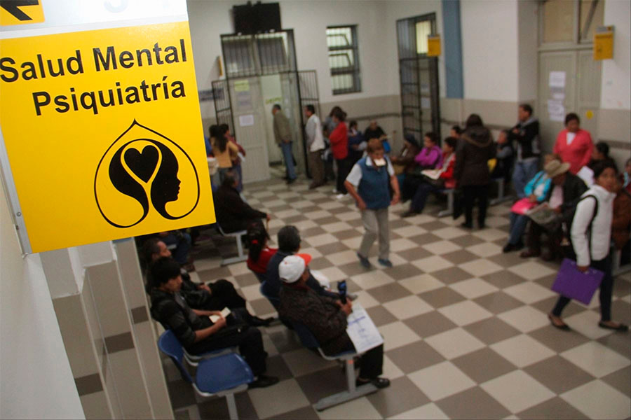 Sala de espera de un Centro de Salud Mental Psiquiátrica, lleno de gente.