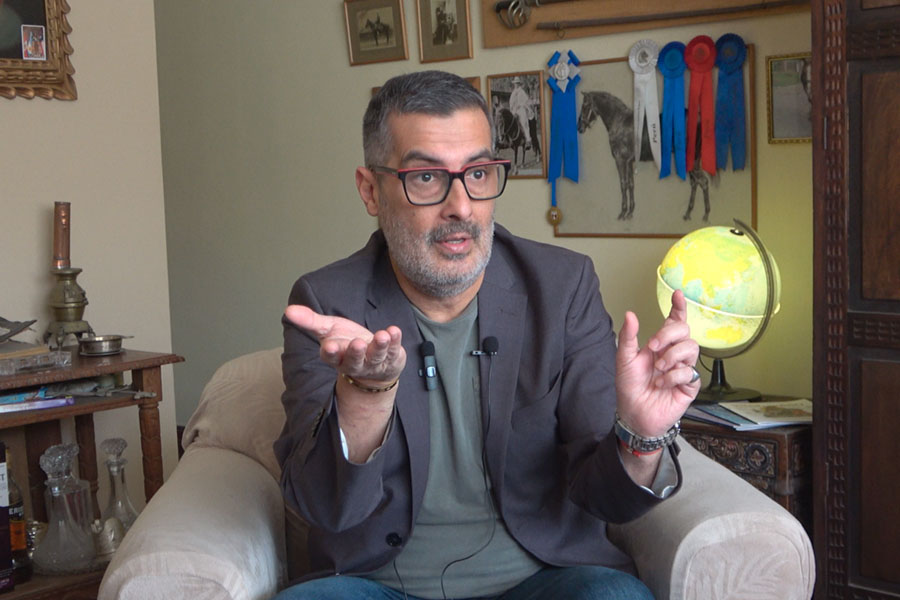 Economista Eduardo Recoba en una entrevista en su casa en Surco, foto 1.