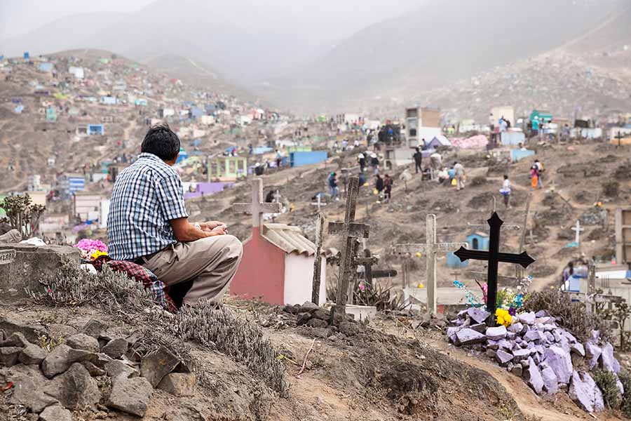 Persona sentada en cementerio de Lima., Perú.