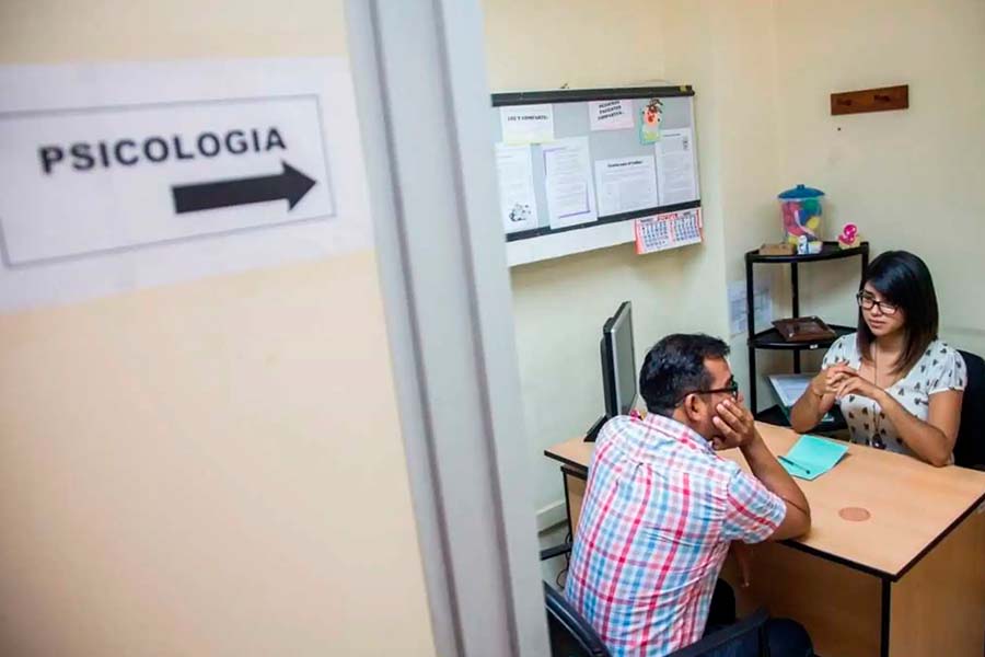 Persona recibiendo atención psicológica en un consultorio con una psicóloga.