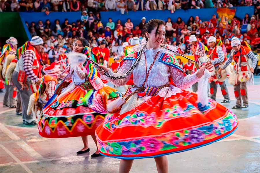 Danzante bailando con trajes típicos en Quispicanchi.