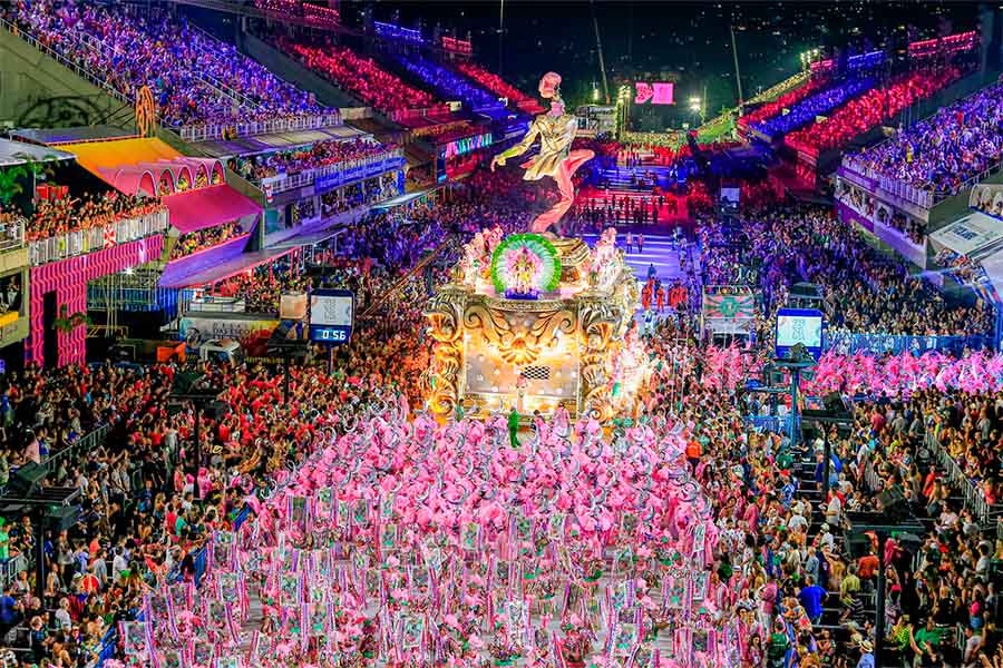 Carros alegóricos en el Carnaval de Brasil de noche.