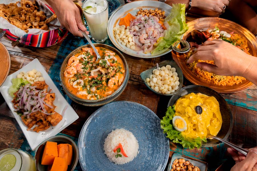 Mesa con platos de comida peruana.