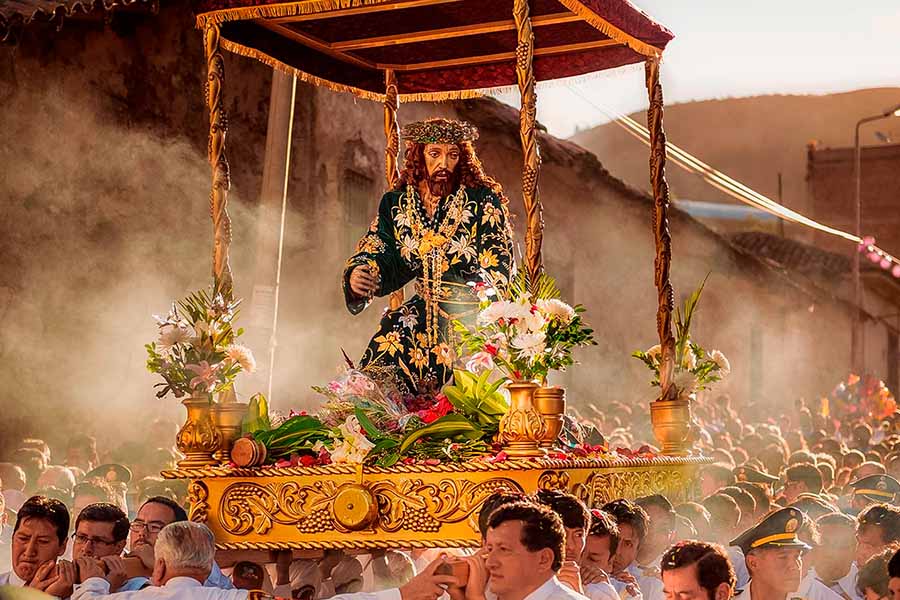 El anda con el Cristo Resucitado en la Semana Santa de Ayacucho.