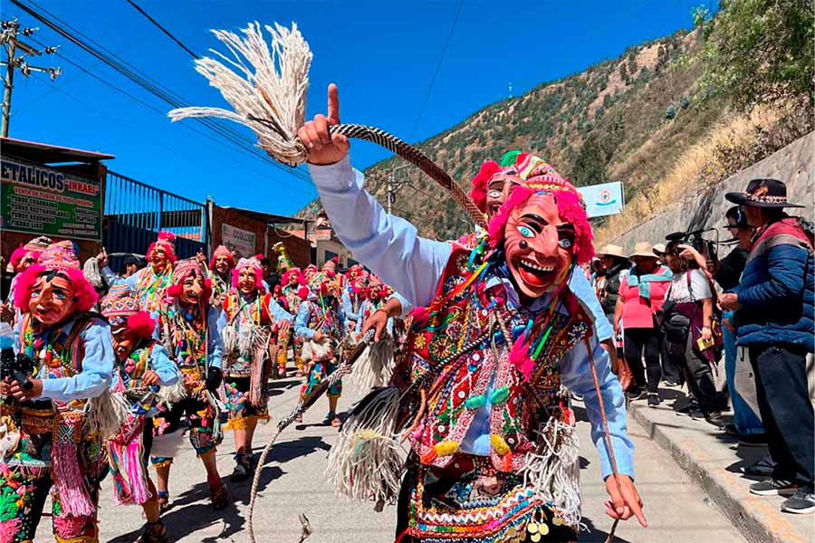 Danzantes de la fiesta de la Virgen de Paucartambo en Cusco.
