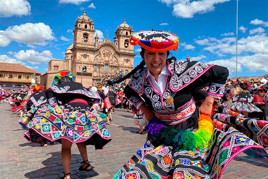 «Nunca caminó detrás de mí»: las mujeres que sostienen la fiesta