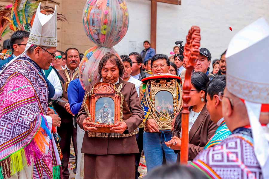 Señoras en la procesión con la demanda de la Virgen de Paucartambo.