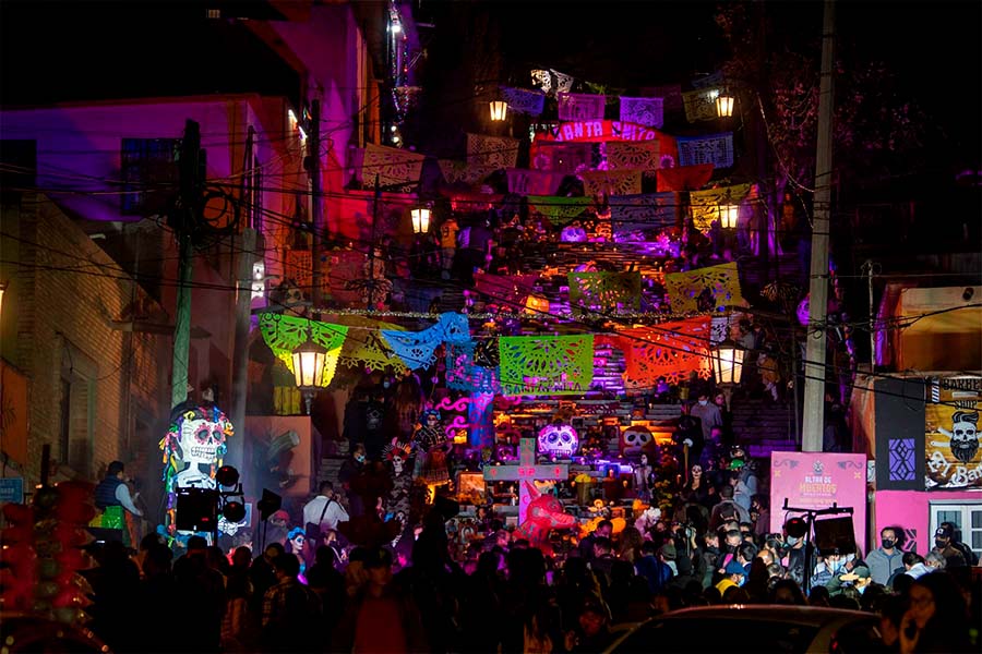 Pasacalle de noche por el Día de los Muertos en México.