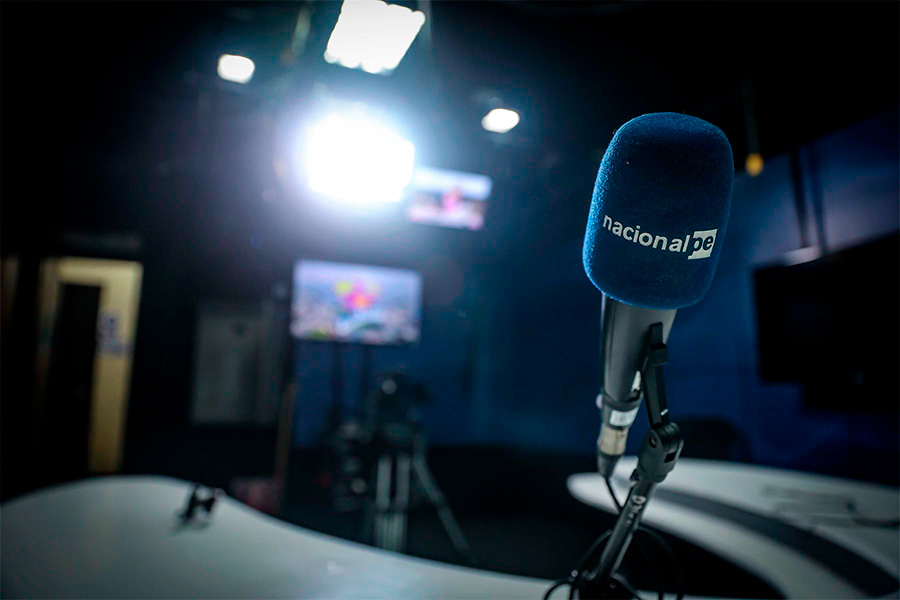 Micrófono a contraluz en una sala de grabación de Radio Nacional.