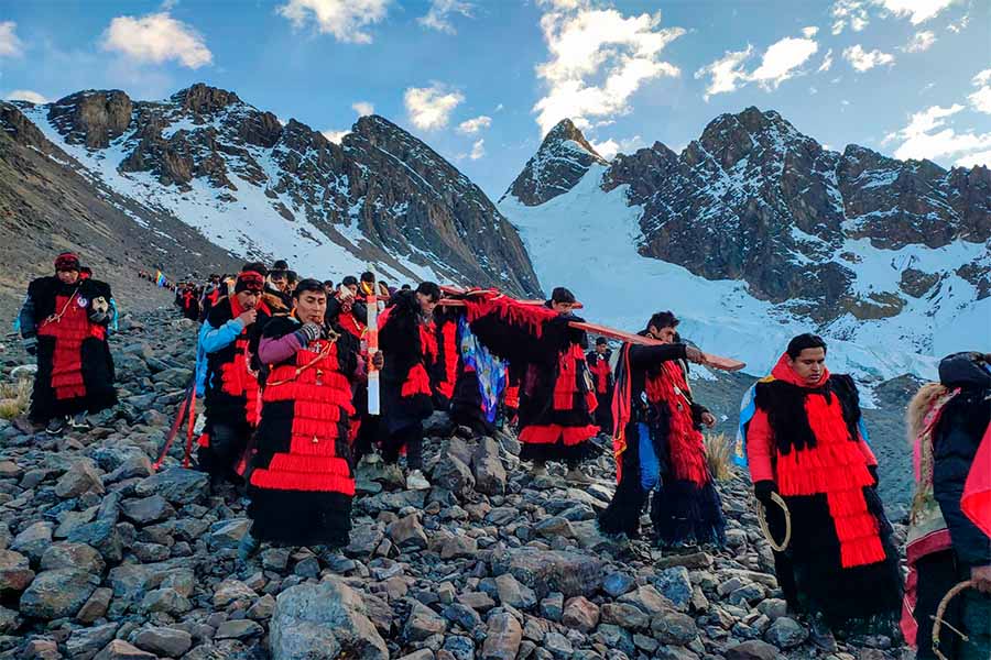 Gente caminando por el nevado durante la peregrinación del Señor de Qoyllur Rit’i.