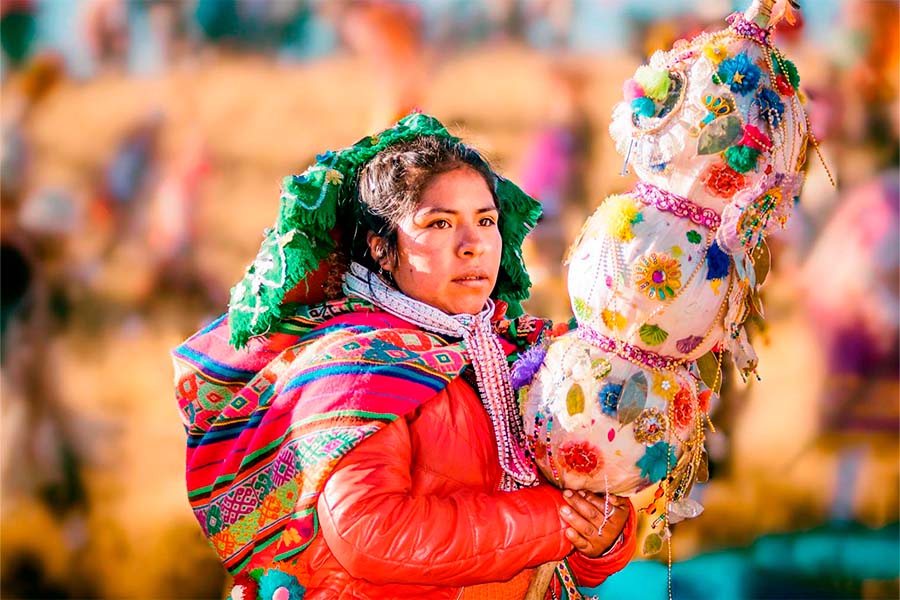 Niña con trajes típicos del Cusco.