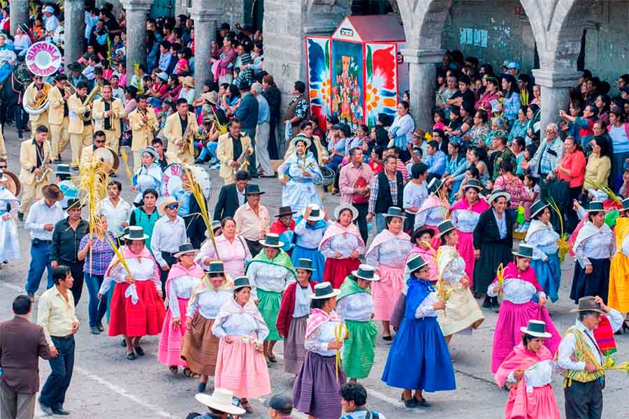 Gente celebrando en la Plaza Mayor de Huamanga con trajes típicos por la Semana Santa de Ayacucho.