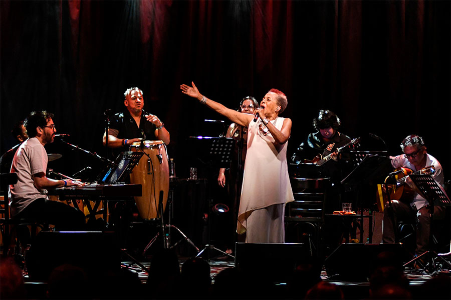 Susana Baca cantando en vivo con su banda completa.